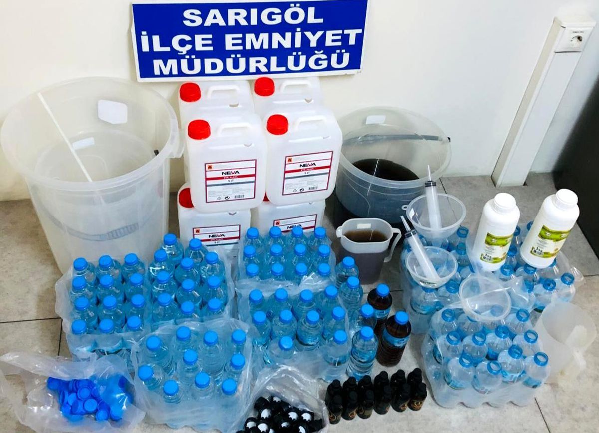 Sarıgöl\'de ev yapımı sahte alkol satışına tutuklama