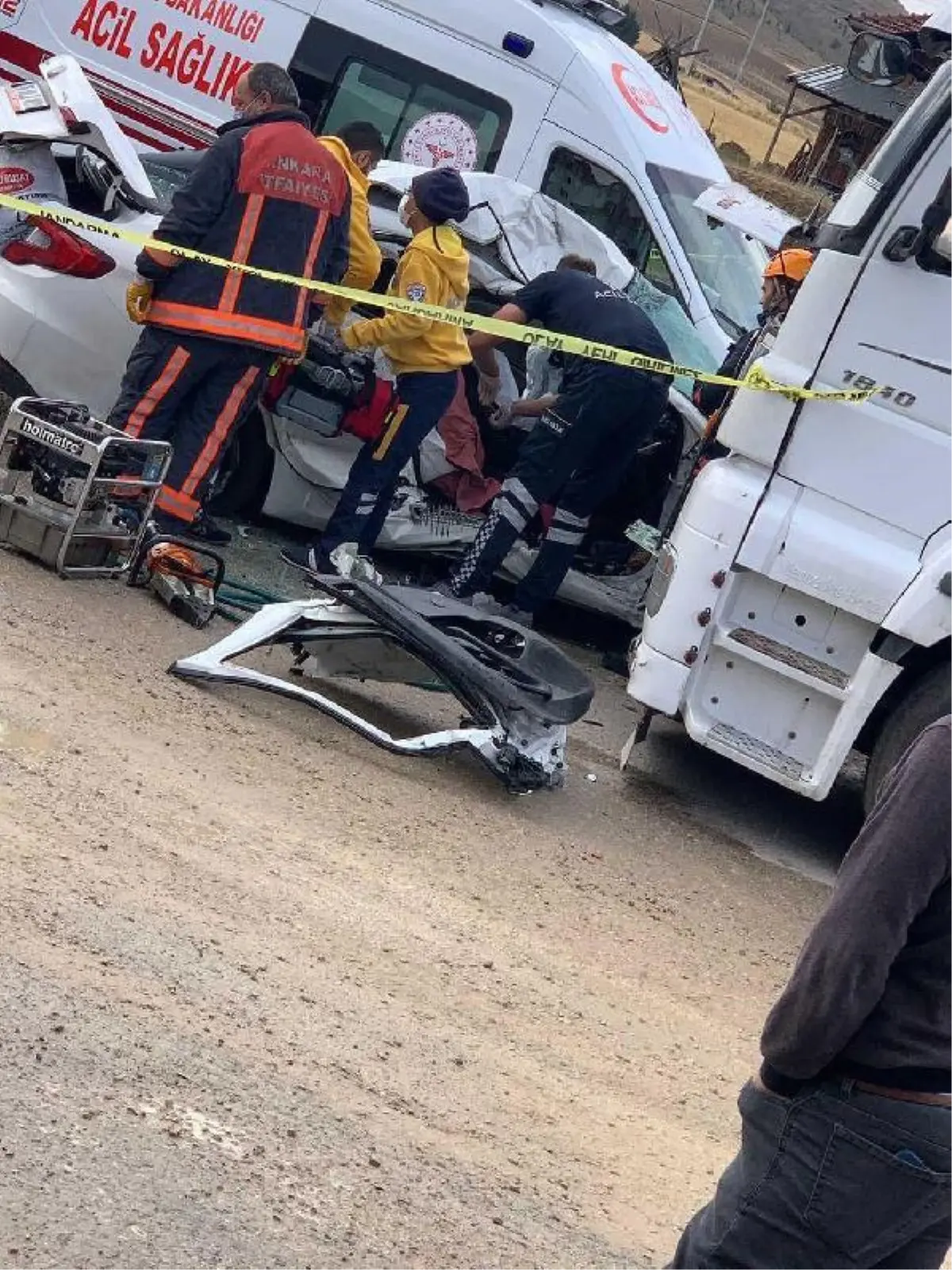 Korkunç kaza bir aileyi dağıttı: Anne ve oğul öldü, baba ve kız yaralandı