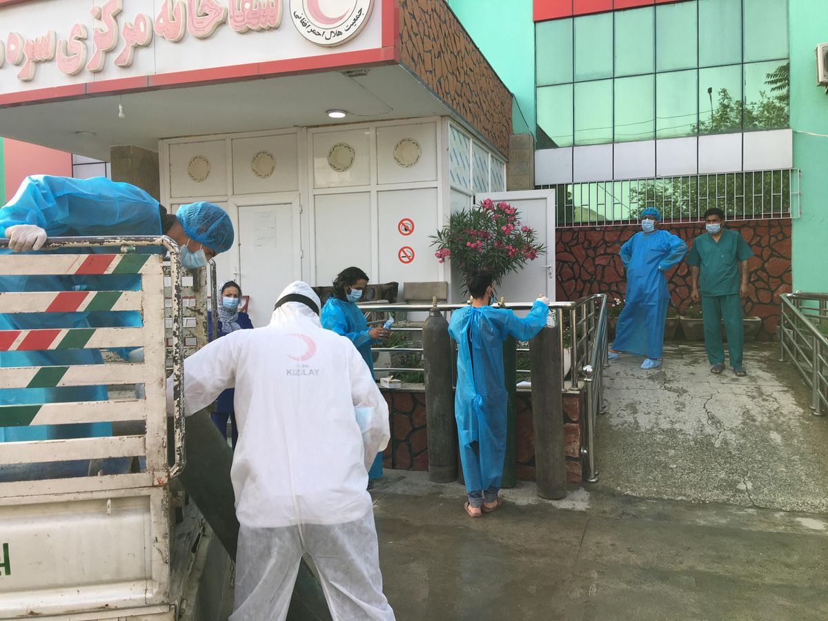 Türk Kızılaydan Afganistan\'da Kovid-19 hastalarına oksijen tüpü desteği