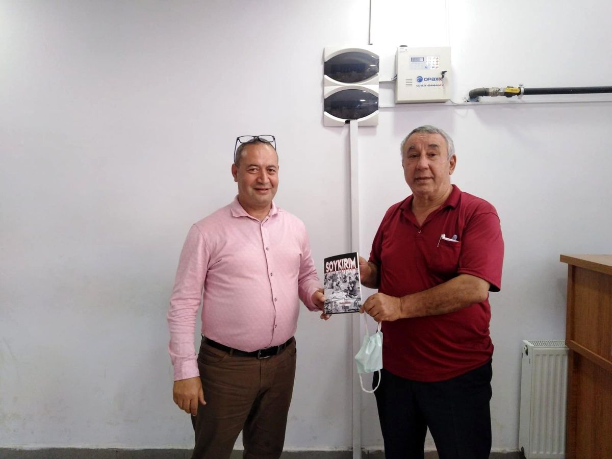 Ünsal: "Soykırım" kitabını Töremen\'e hediye etti