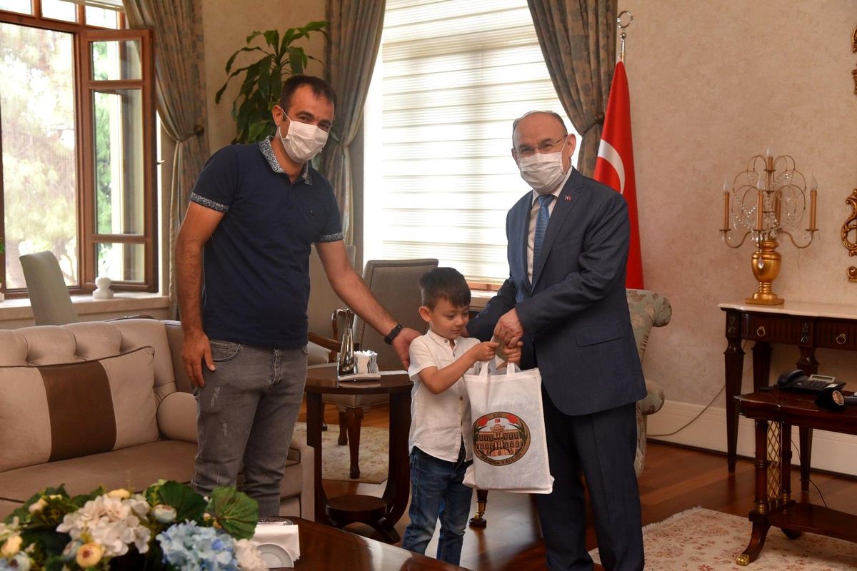 Vali Karadeniz kendisini merak eden minik çocuğu makamında ağırladı