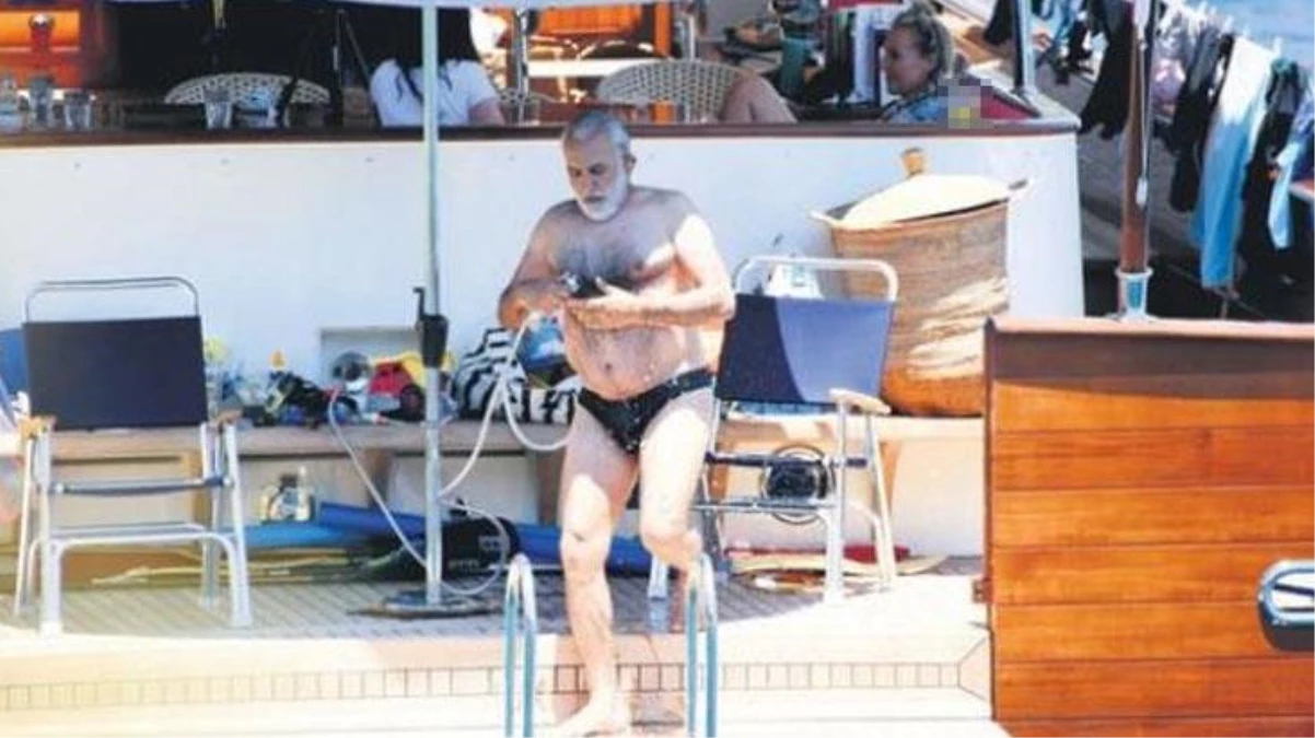 Yönetmen Sinan Çetin, teknede uluorta soyunarak üstünü değiştirdi