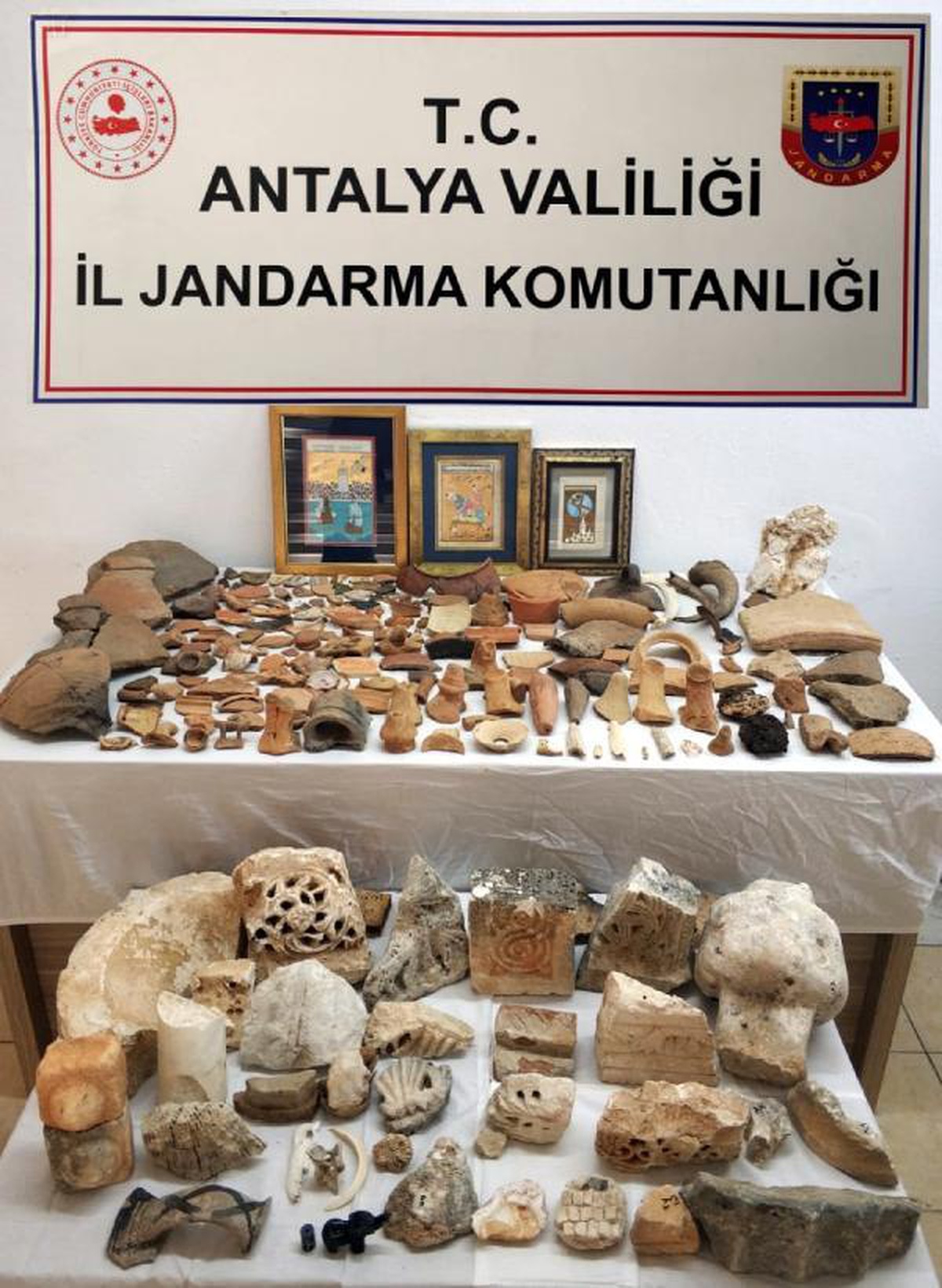 Yurt dışına kaçırılmak istenen 272 parça tarihi eser ele geçirildi