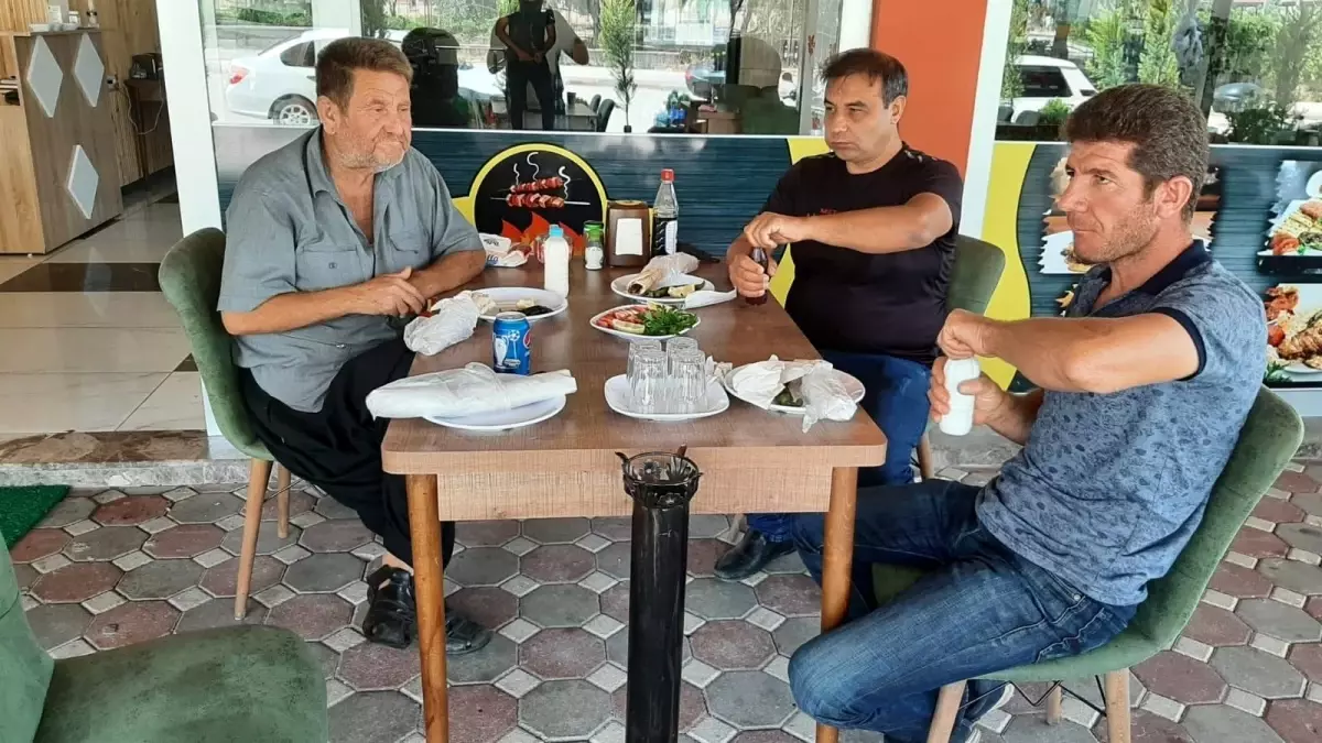 30 yıldır önüne gelene yemek ısmarlıyor