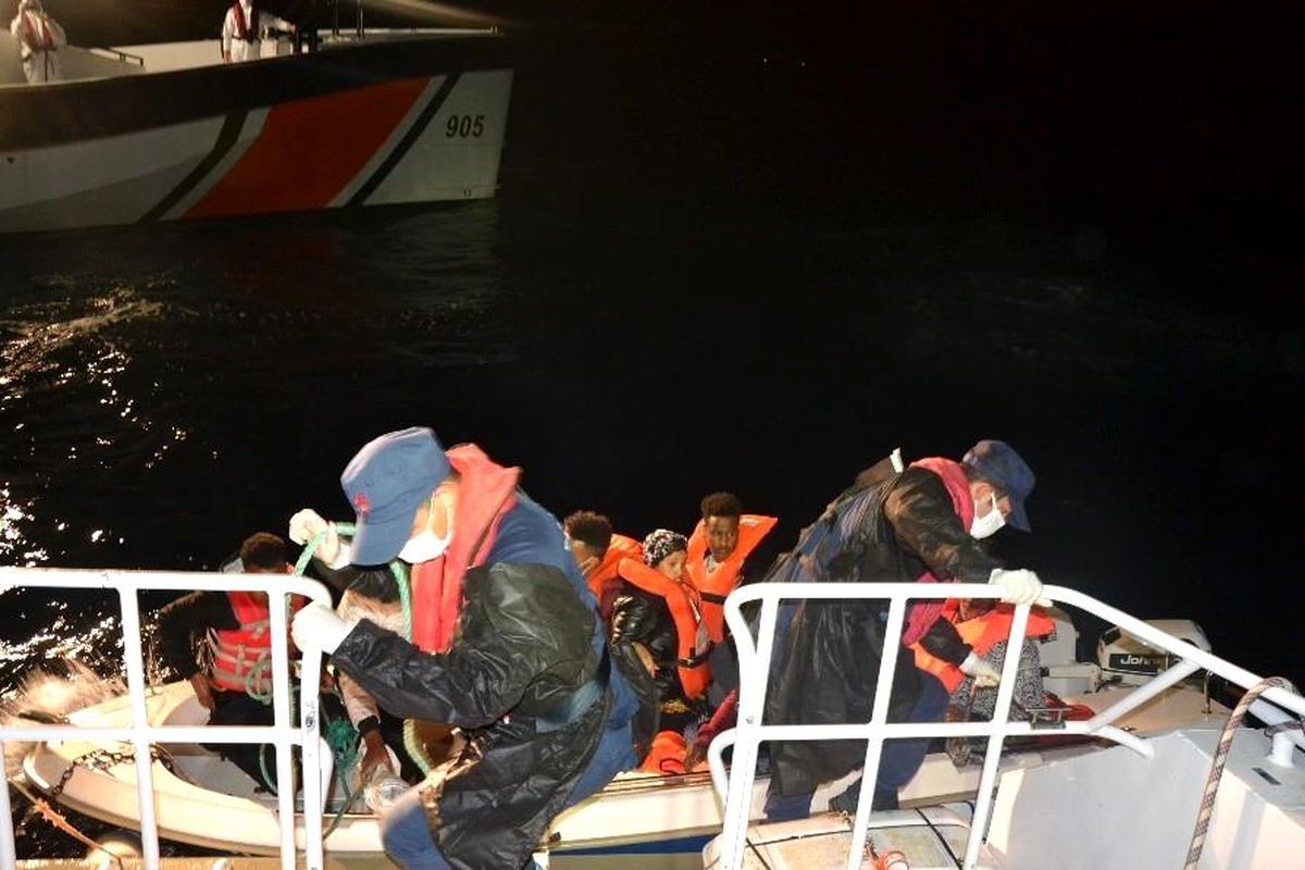 Balıkesir açıklarında 8 düzensiz göçmen kurtarıldı