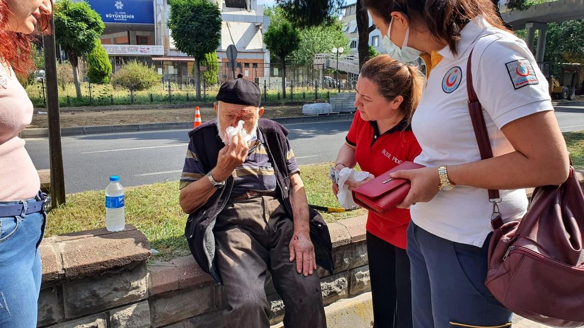Bastonu kırılınca refüjden düşerek yaralandı