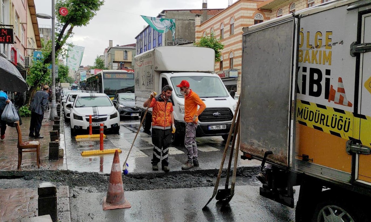 Beyoğlu\'nda çökme meydana gelen yol trafiğe kapatıldı