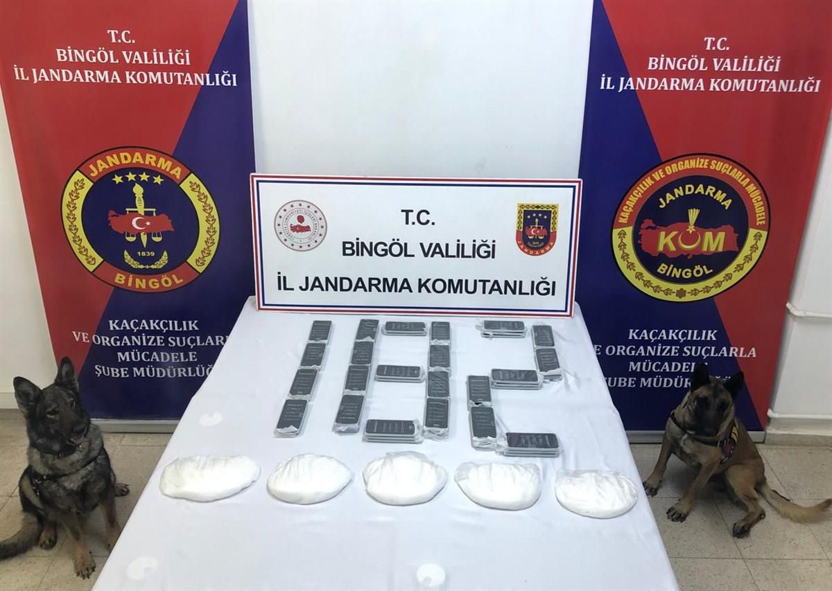 Bingöl\'de 10 kilogram uyuşturucu ve 60 kaçak cep telefonu ele geçirildi