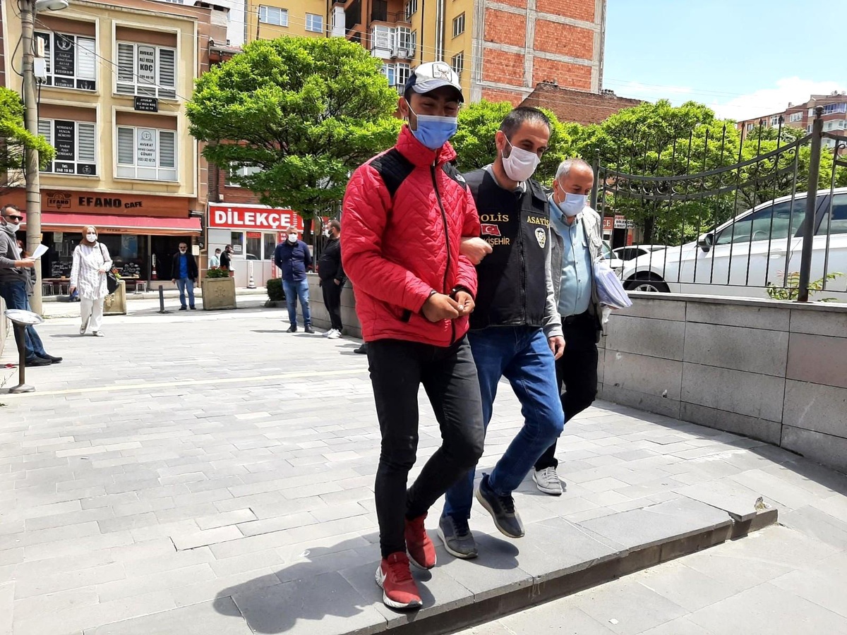 14 ayrı hırsızlık olayını gerçekleştiren şahsın ayakkabılarının dahi çalıntı çıktı