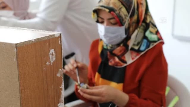 Çubuk'ta kadınlar atıkları sanata dönüştürüyor