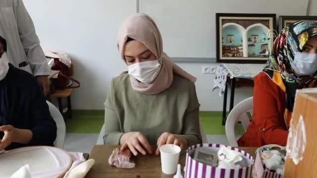 Çubuk'ta kadınlar atıkları sanata dönüştürüyor