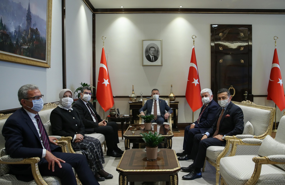 Son dakika haberi! Cumhurbaşkanı Yardımcısı Oktay, TBMM-KKTC Parlamentolar Arası Dostluk Grubu heyetini kabul etti