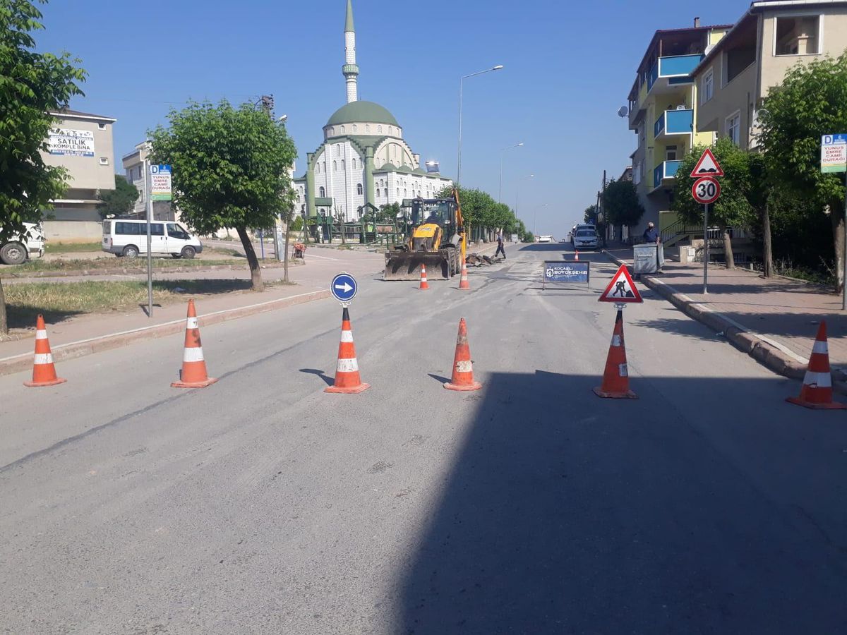 Darıca\'daki önemli caddelerde yol onarımı yapılıyor