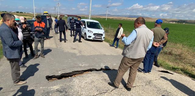 Deprem bölgesi Afyon'da 1 kilometre uzunluğunda yarık oluştu