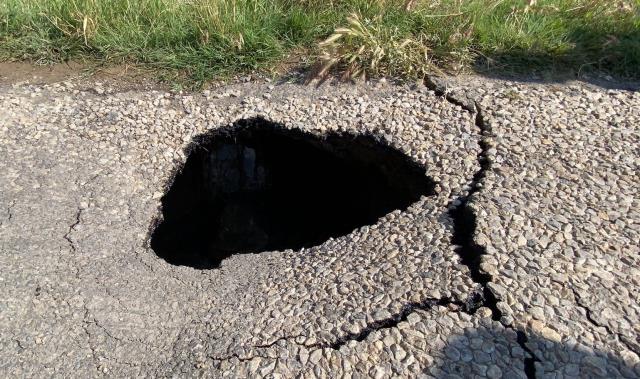 Deprem bölgesi Afyon'da 1 kilometre uzunluğunda yarık oluştu