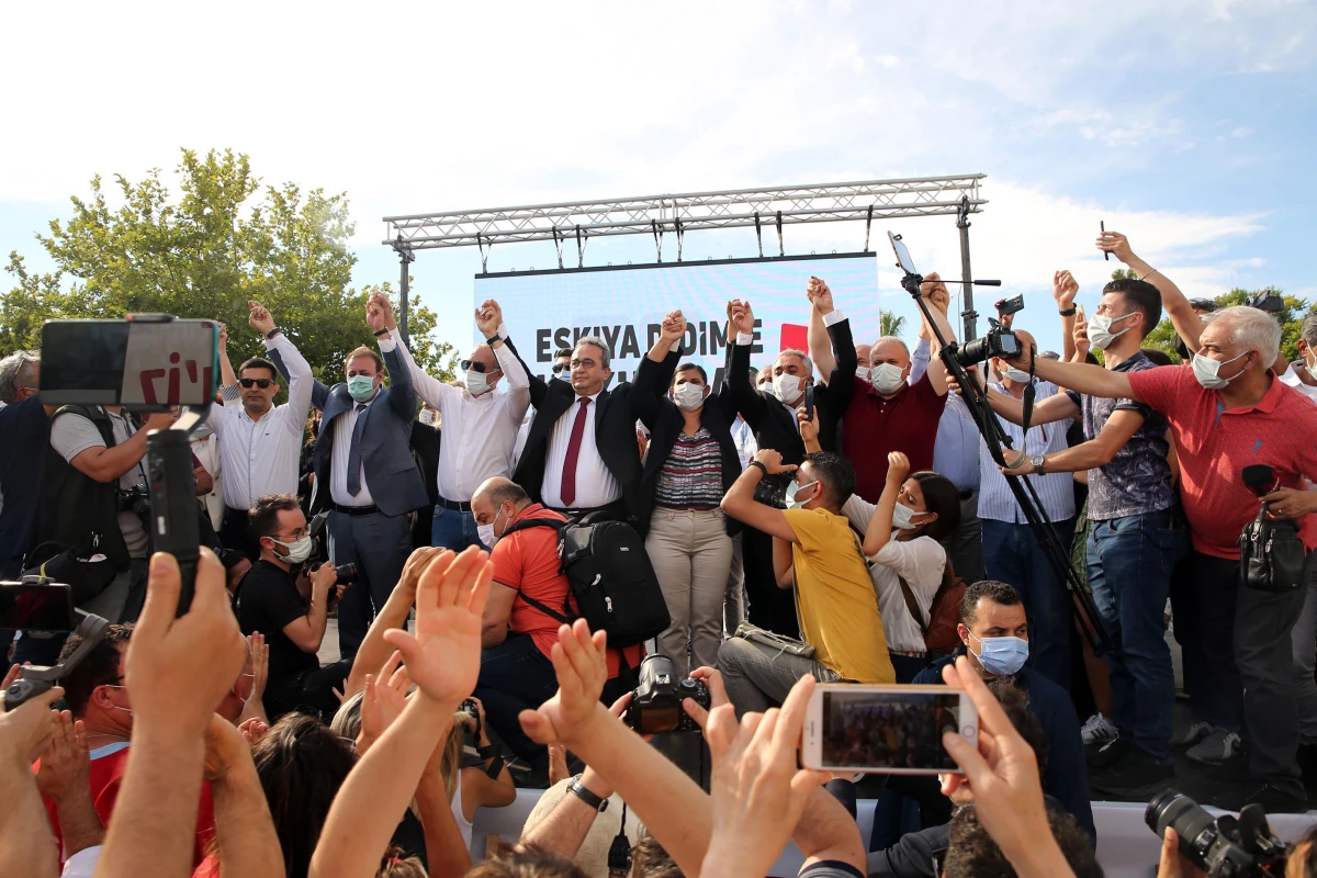 Didim Belediye Başkanı Atabay ile avukatı, bir grubun sopalı saldırısına uğradı