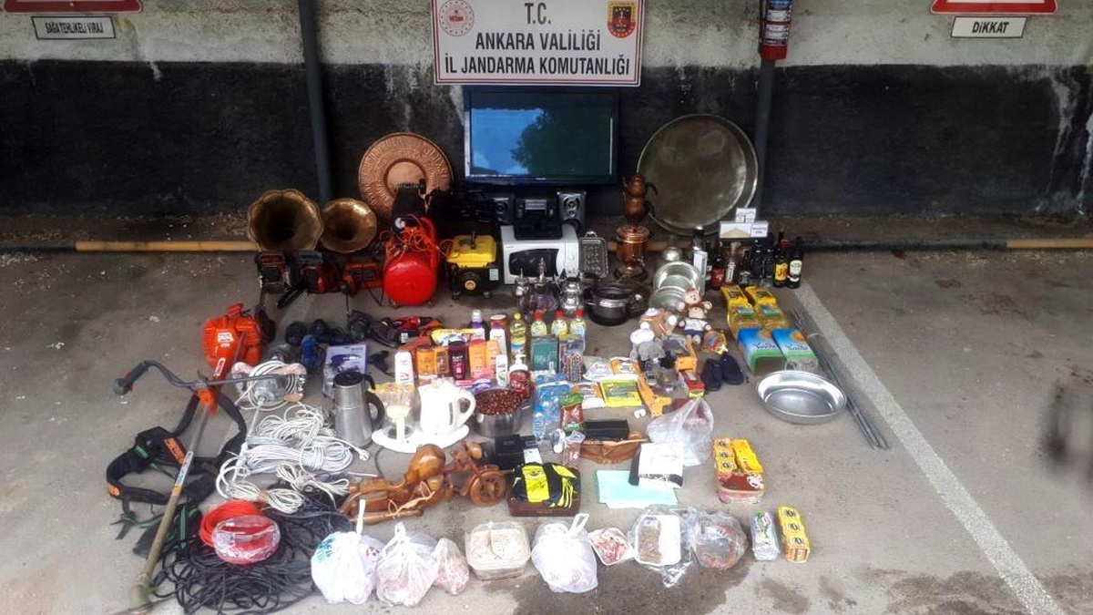 Dur ihtarına uymayan kamyonetten çok sayıda çalıntı eşya çıktı