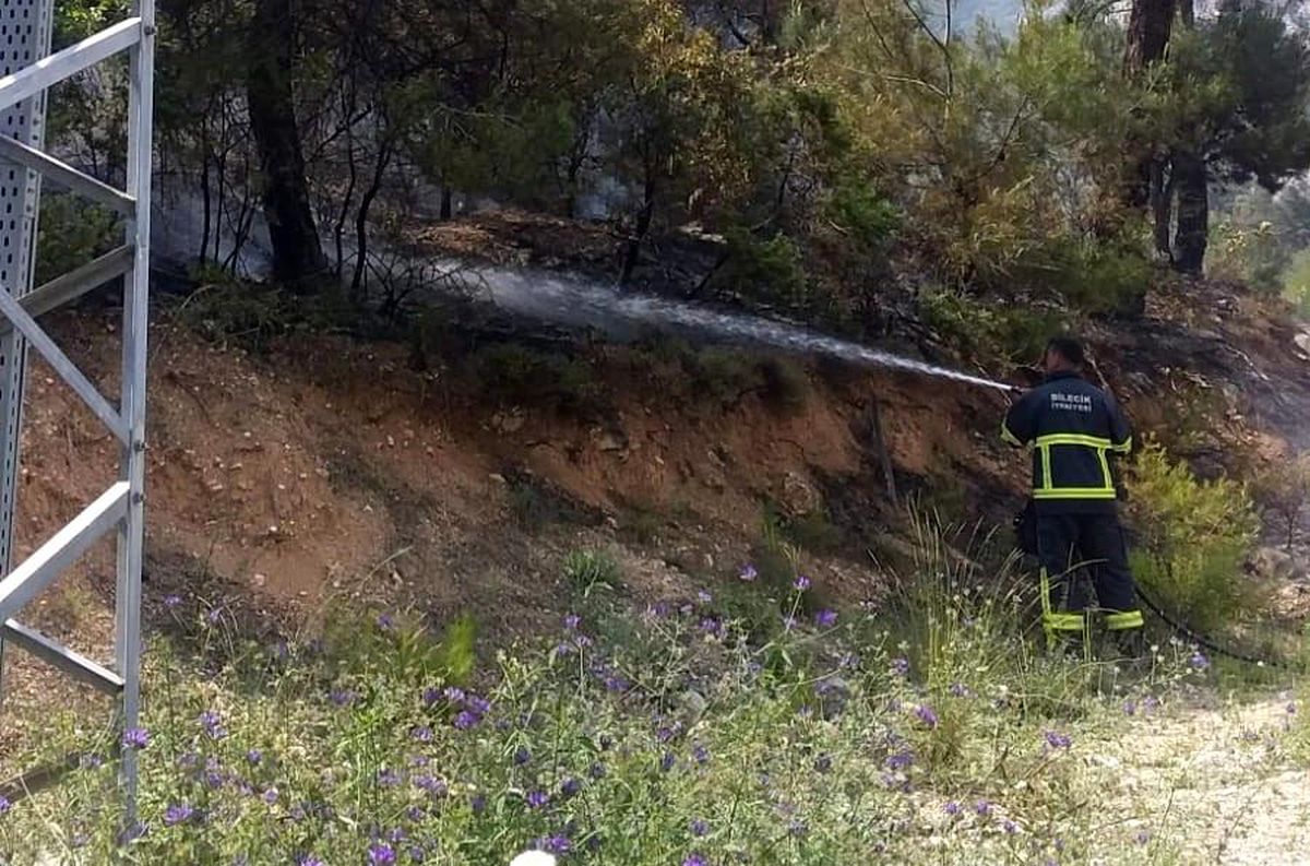 Elektrik trafosundan çıkan yangın kısa sürede söndürüldü