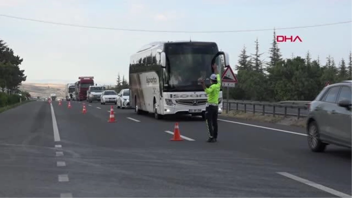 ESKİŞEHİR TIR\'A ÇARPAN ARAÇTAKİ ANNE VE KIZI ÖLDÜ, BABA VE 2 OĞLU YARALANDI