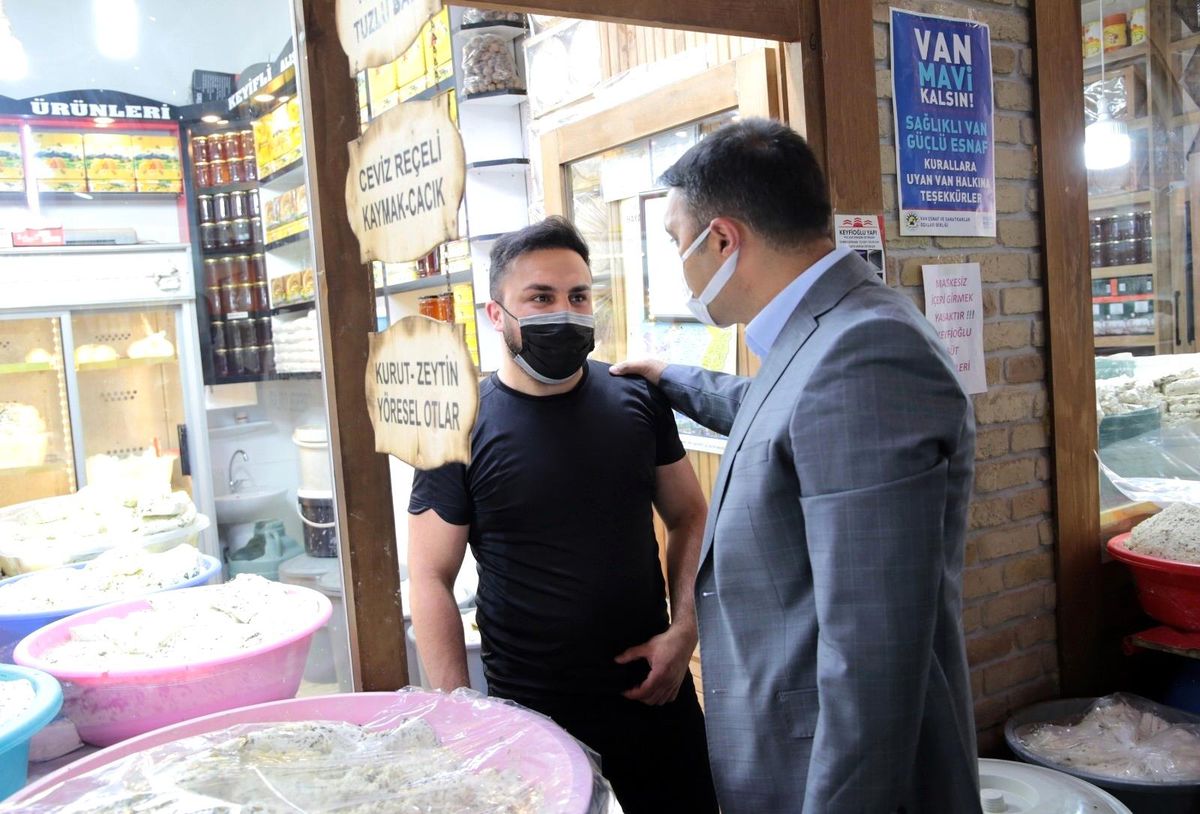 Genel sekreter Çelikel, Tarihi Peynirciler Çarşısı\'nda esnafı ziyaret etti