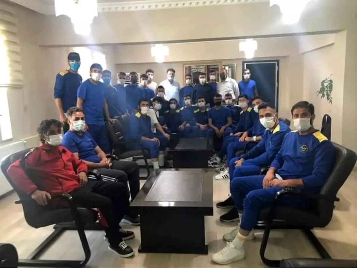 Güroymak Spor Kulübü heyetinden Kaymakam Zeyrek\'e ziyaret