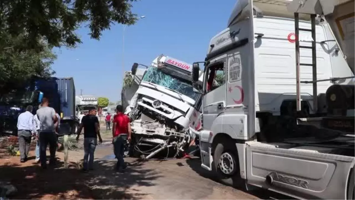 İki tır kafa kafaya çarpıştı: 1\'i ağır iki kişi yaralandı