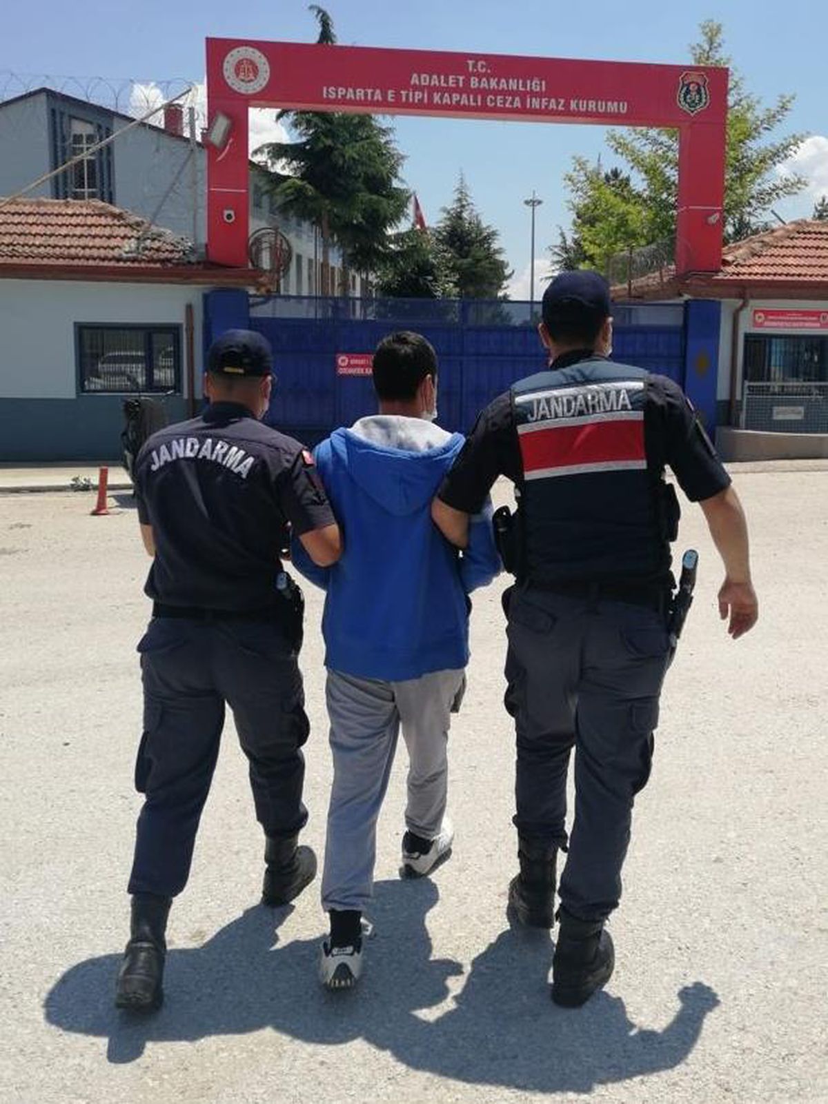 Isparta\'da hakkında kesinleşmiş 15 yıl hapis cezası bulunan firari hükümlü yakalandı