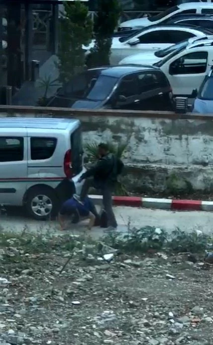 Son dakika: İzmir'de icra avukatına darp ve silahla tehdit anları kamerada
