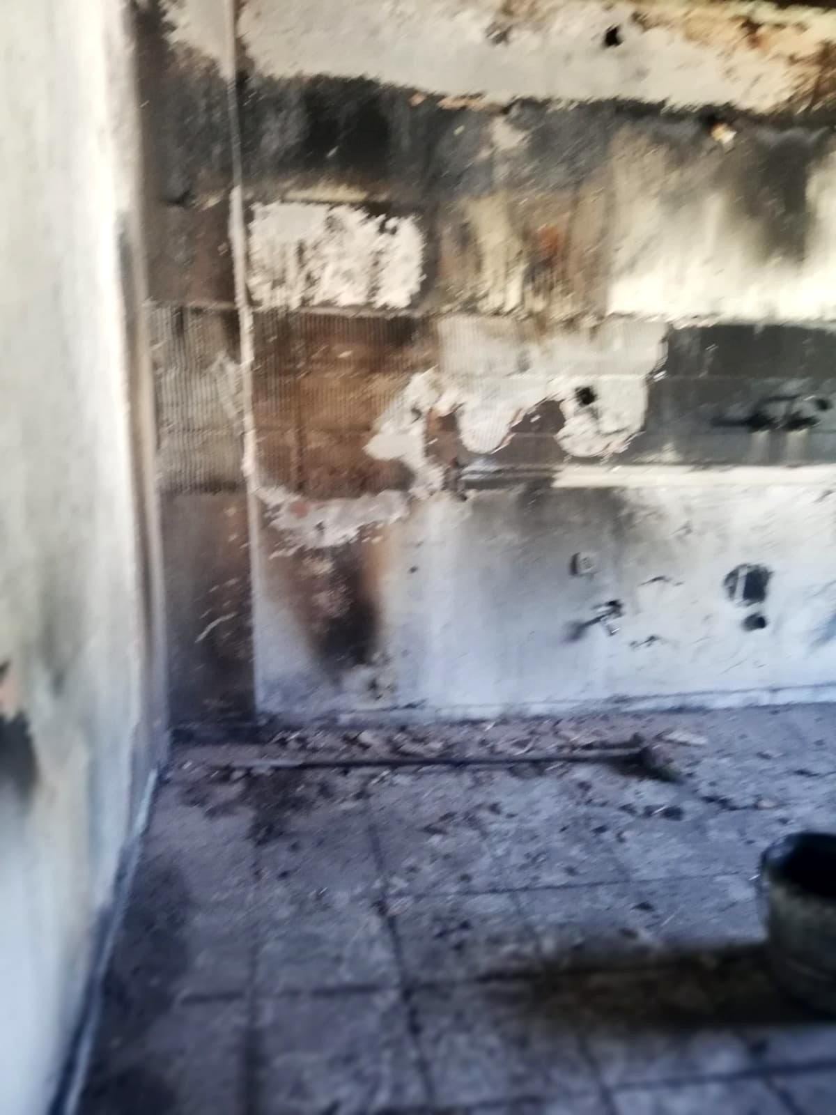 Kahraman anne, 3 evladını yangından son anda kurtardı