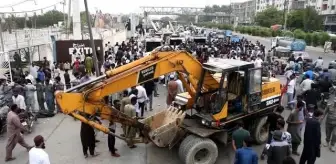 Son dakika haber... Karaçi'de kaçak yapıların yıkılmaması için direnenler polisle çatıştı