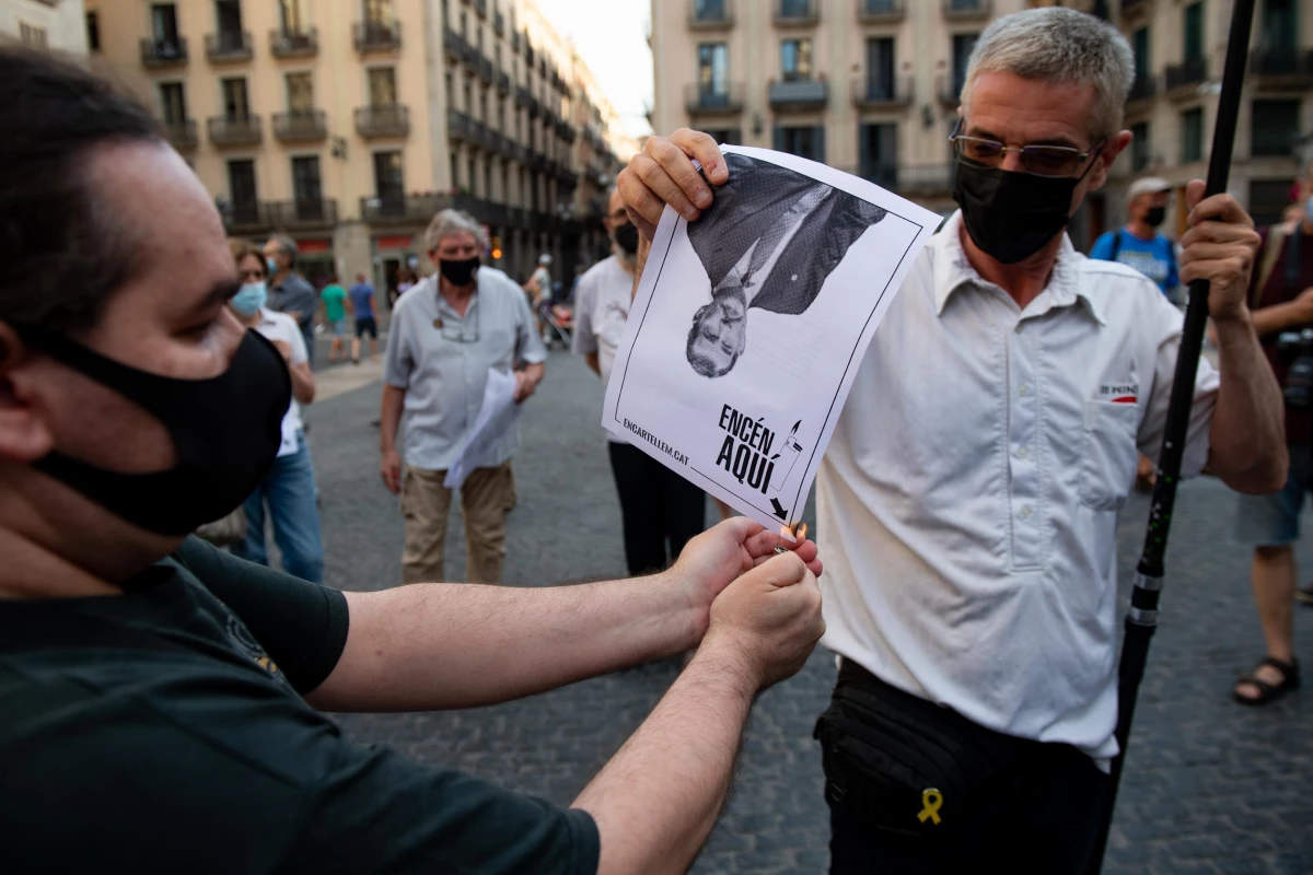 Son dakika haberi | Katalonya\'da bağımsızlık yanlıları Barselona\'yı ziyaret edecek İspanya Kralı\'nın fotoğraflarını yaktı