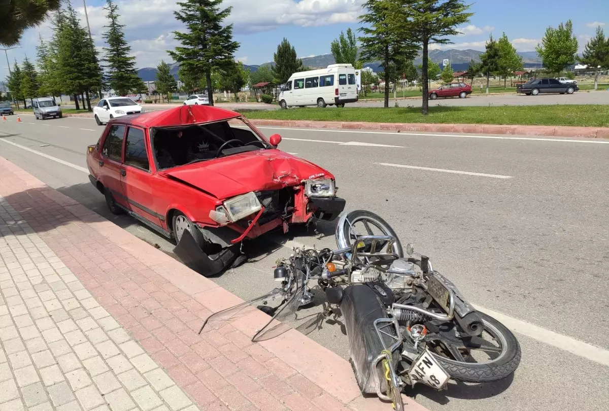 Konya\'da otomobil motosiklete çarptı: 2 yaralı