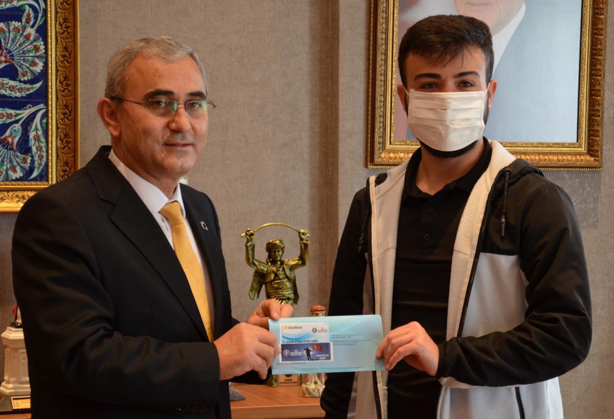 Kütahya Belediyesinin askere giden gençlere destek için başlattığı "Mehmetçik Kart" uygulaması tanıtıldı