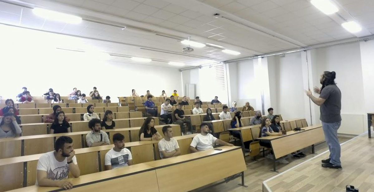 Liseli öğrenciler üniversite hayallerinin provasını yaptı