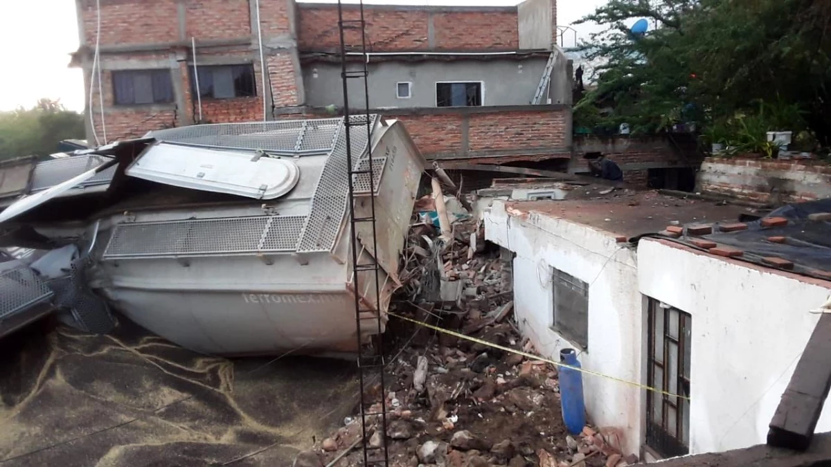 Meksika\'da raydan çıkan tren 4 eve zarar verdi: 1 ölü, 3 yaralı