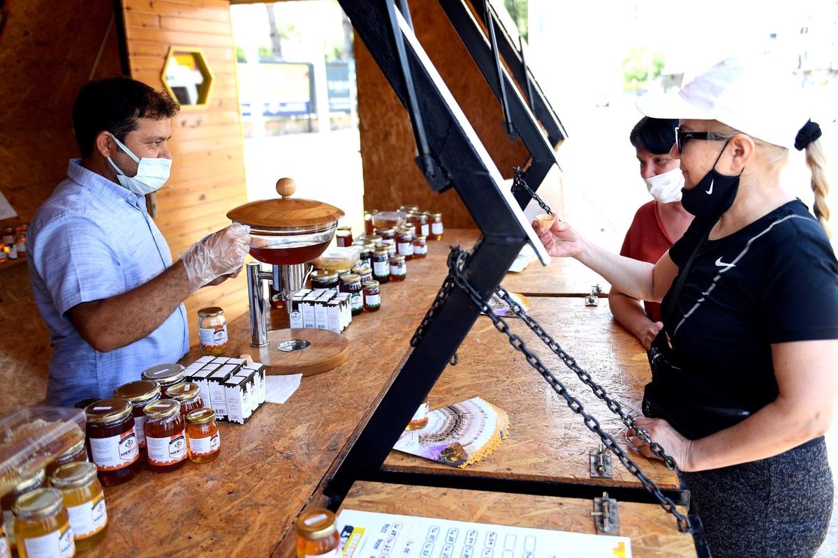 Mersin\'de belediye desteğinde açılan bal evi büyük ilgi görüyor