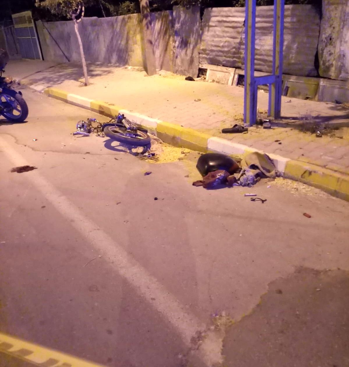 Motosiklet elektrik direğine çarparak parçalandı: 1 ölü