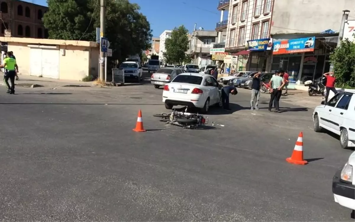 Motosiklet ile otomobil çarpıştı: 2 yaralı