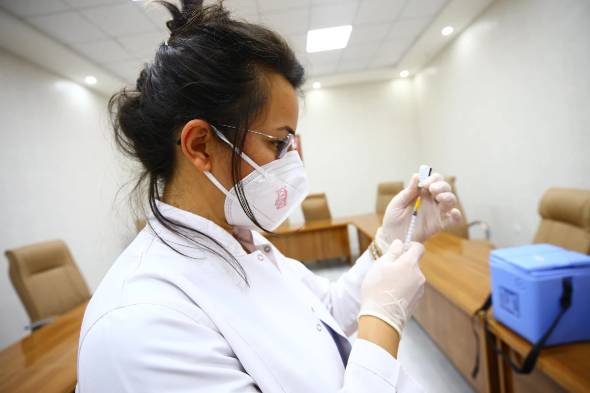 Mobil sağlık ekipleri belediye çalışanlarına Kovid-19 aşısı yaptı