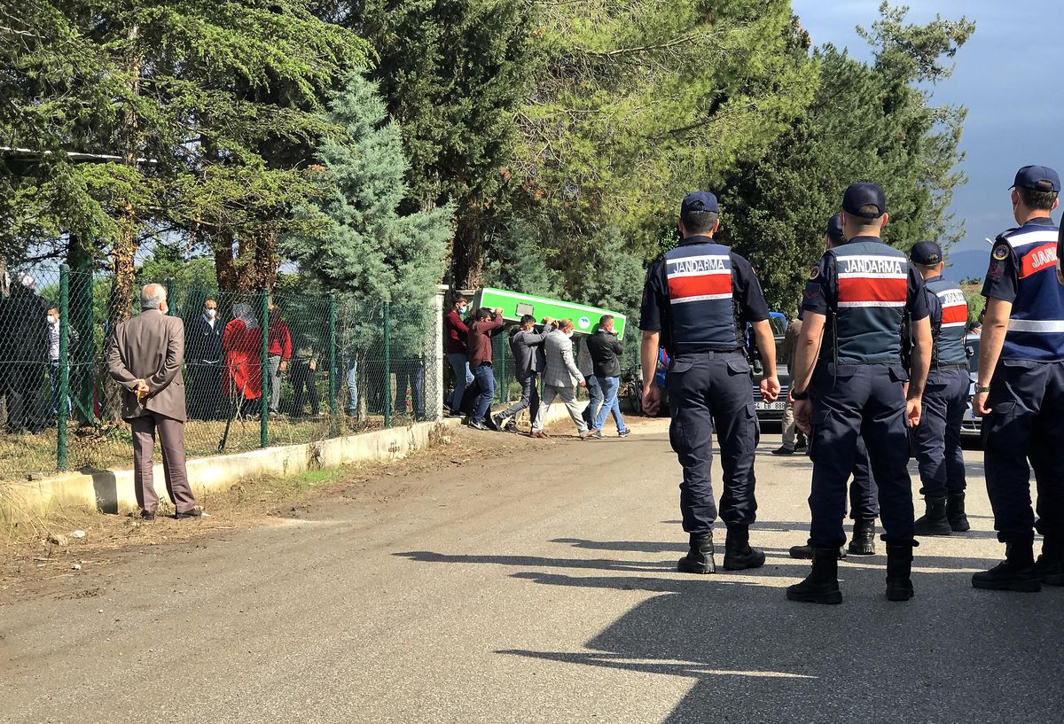 Sakarya\'da akrabalar arasındaki silahlı kavgada 3 kişiyi öldürdüğü iddia edilen zanlı tutuklandı