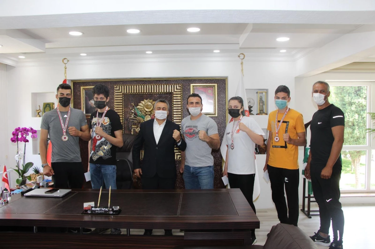 Seydişehir Belediye Başkanı, Muay Thai\'de Türkiye şampiyonu olan sporcuyu altınla ödüllendirdi