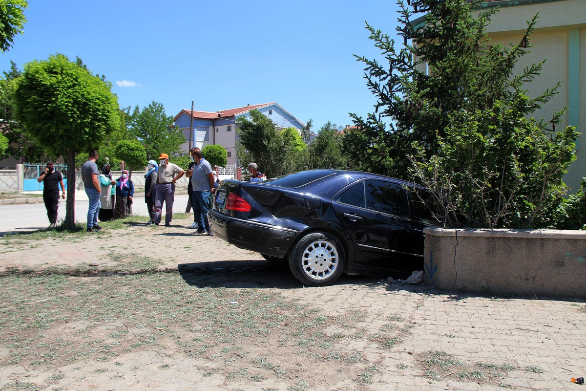 Sivas\'ta iki otomobil çarpıştı: 1 yaralı