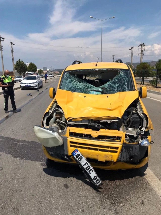 Ticari araçla çarpışan elektrikli bisikletteki 2 kişi öldü