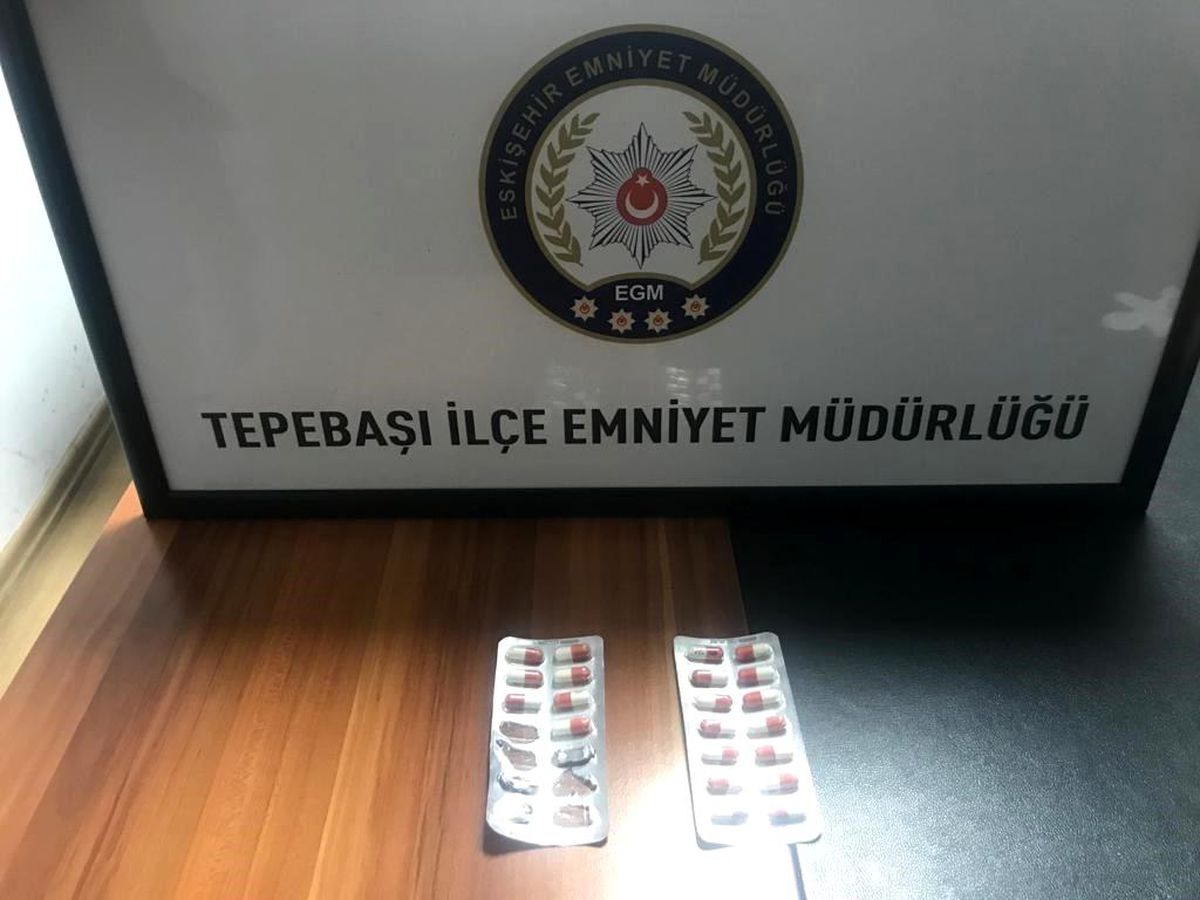 Son dakika haber | Uyuşturucu hapları kaçtıkları araçtan atsalar da polise yakalanmaktan kurtulamadılar