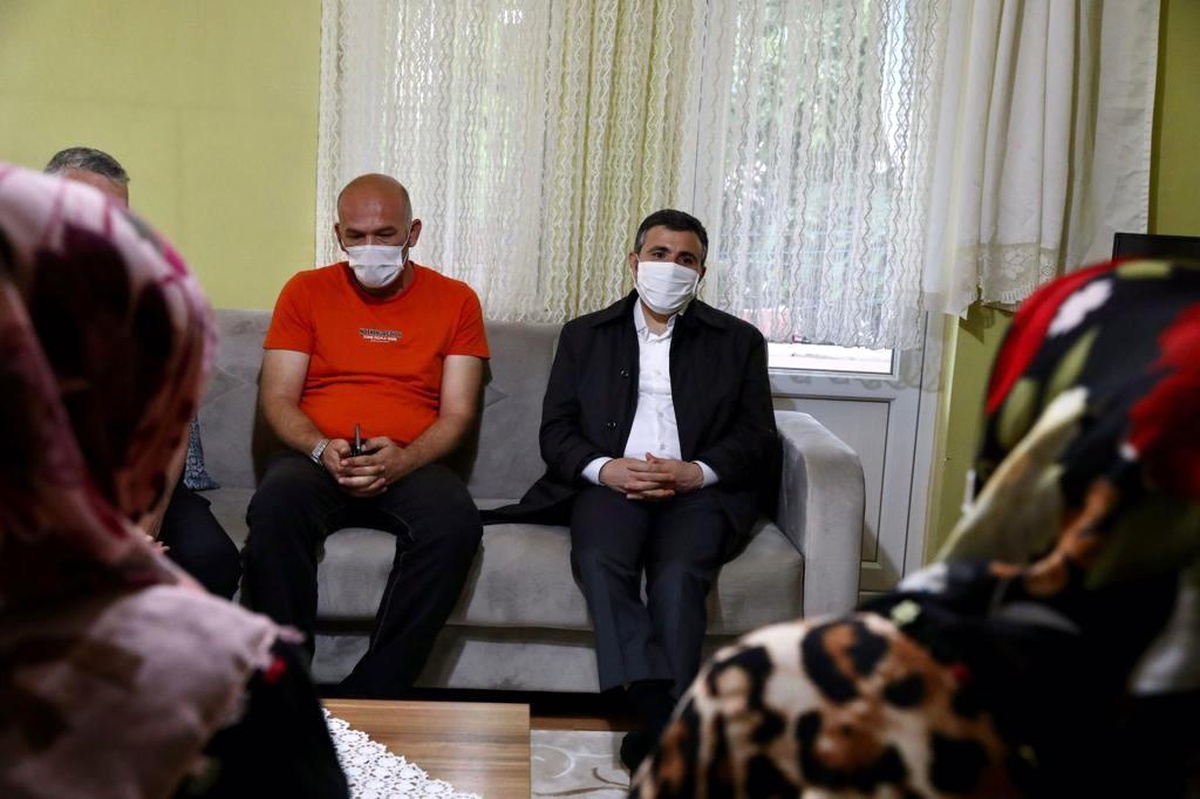 Vali Atay, vefat eden Kıbrıs Gazisinin ailesini başsağlığı