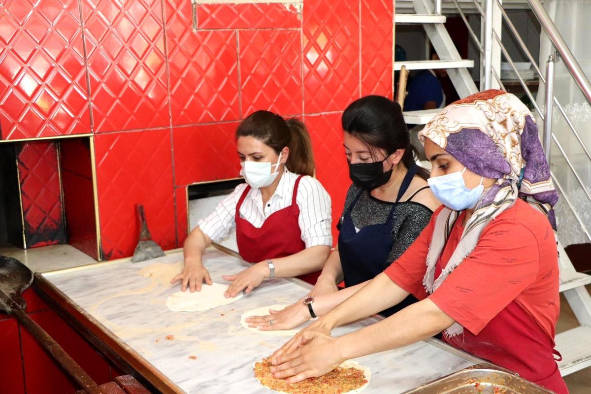 Van\'da Afganlılar için \'Ekmek Üretimi\' kursu