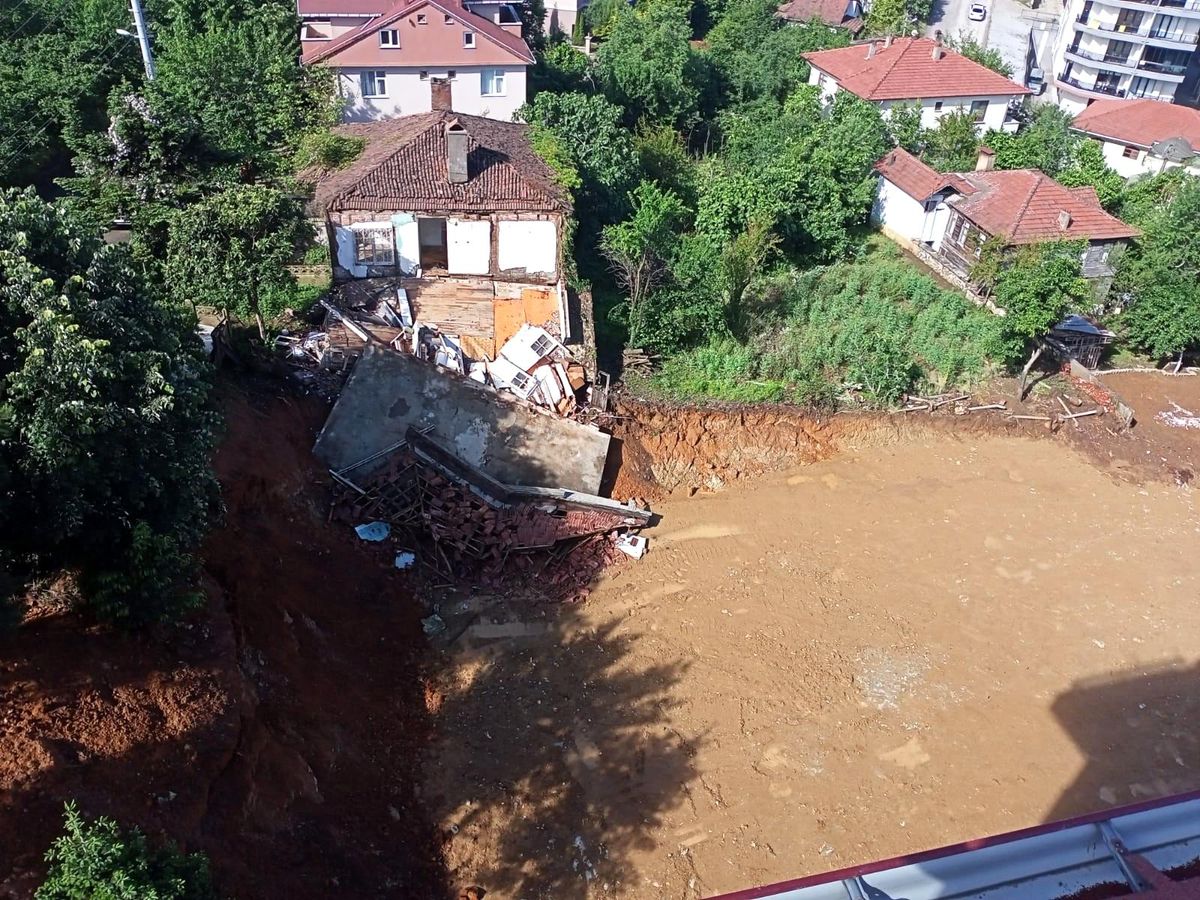 Yoğun yağışta toprak kayınca ev çöktü
