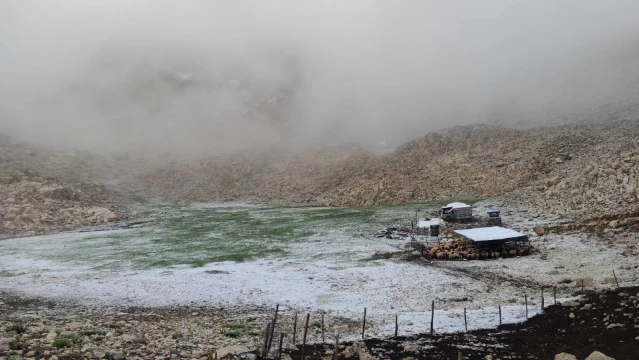 Kaş'ta yüksek kesimlere kar yağdı