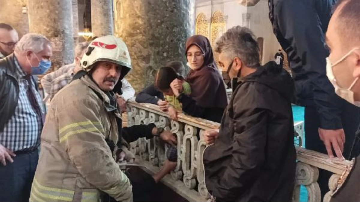 Ayasofya Camii\'nde mahfil korkuluğuna ayağı sıkışan çocuk kurtarıldı