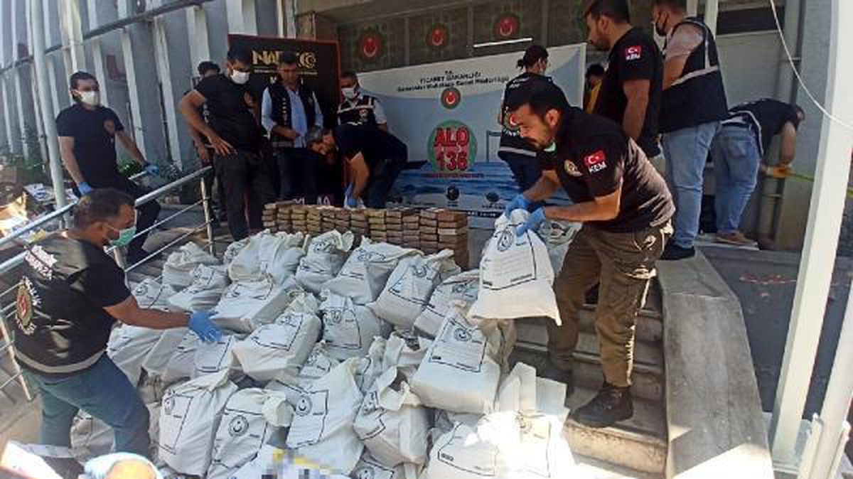 Son dakika haber: Bakan Muş: Mersin Limanı\'nda 1 ton kokain ele geçirildi (2)